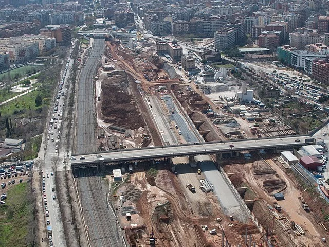 
							Travaux de plate-forme de la ligne a grande vitesse Madrid - Frontiere française. secteurs Sagrera-Sant Andreu.
	   </a>